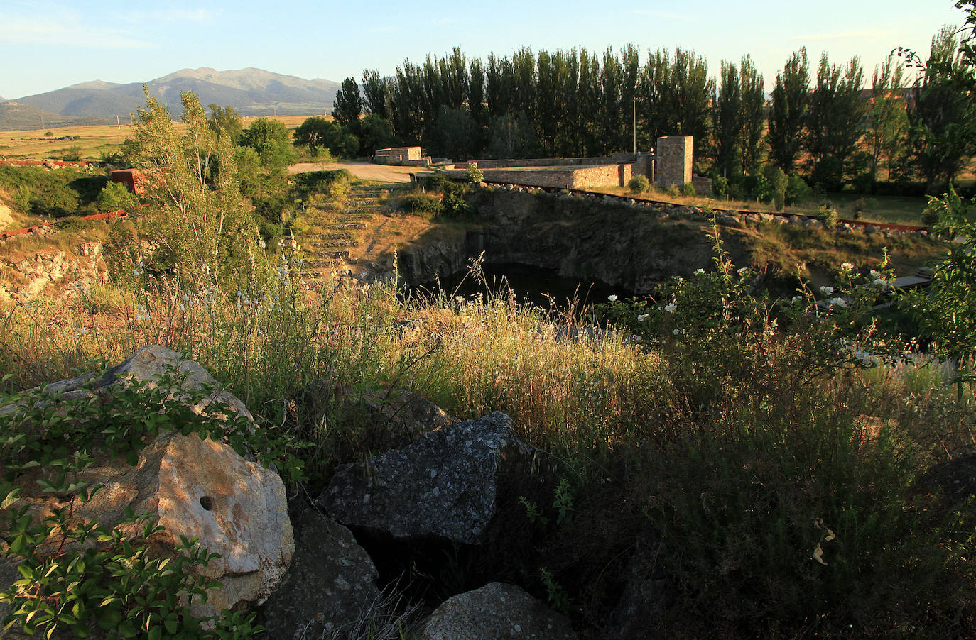 Lago Alonso, con el castillo al fondo.