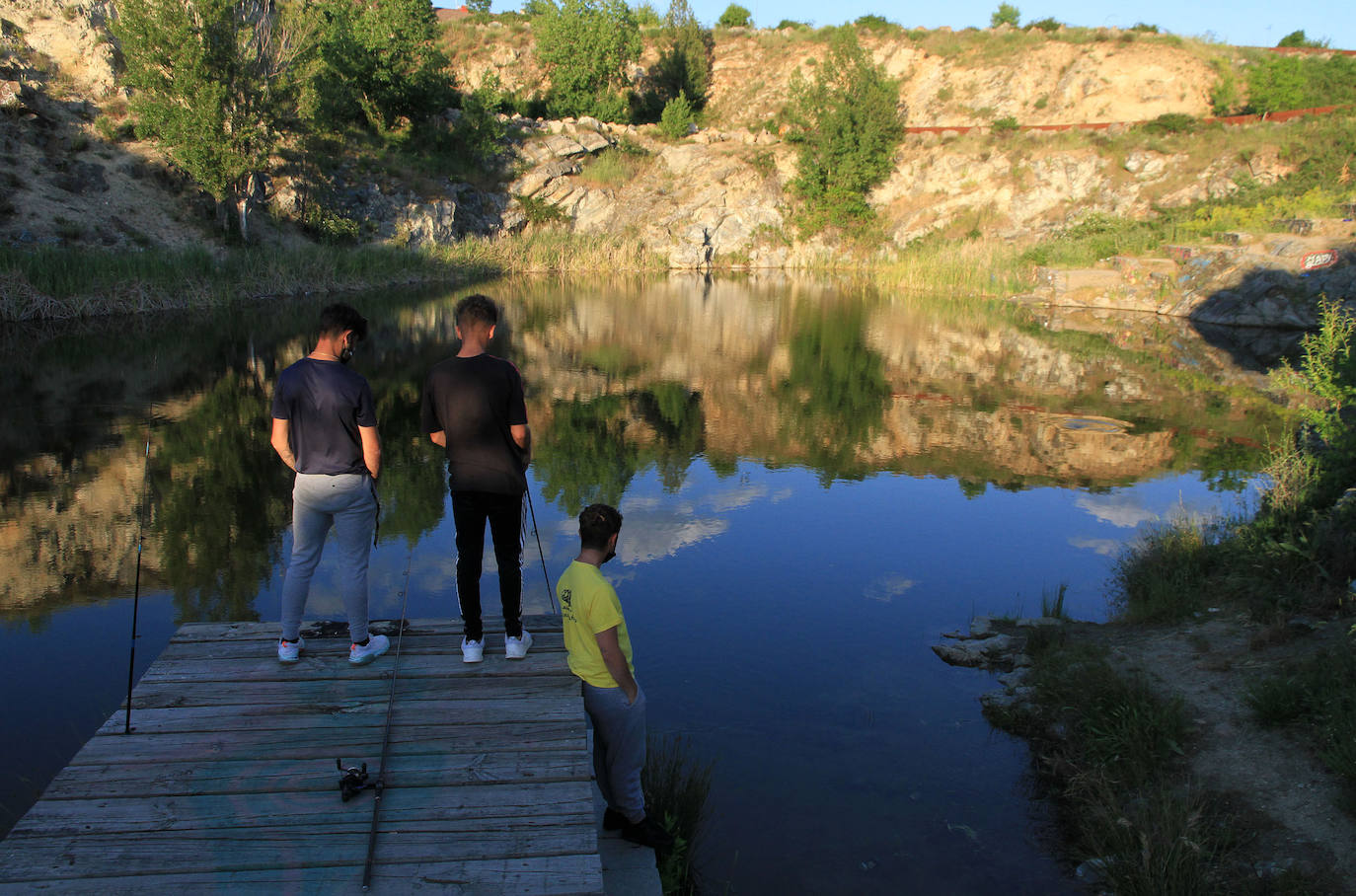 Un grupo de jóvenes pesca en el Lago Alonso.