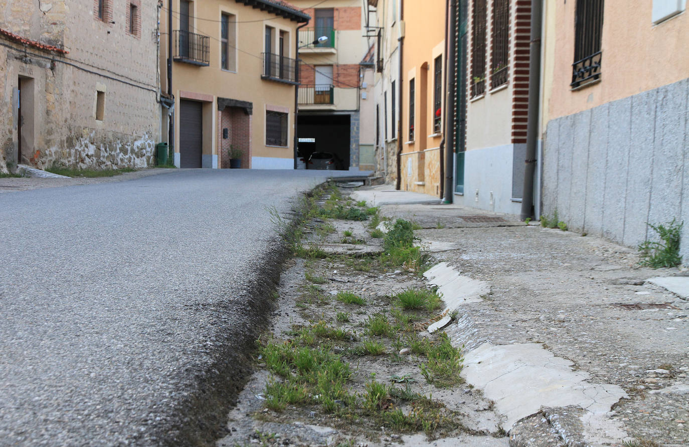 Una de las calles principales de Zamarramala sin aceras.