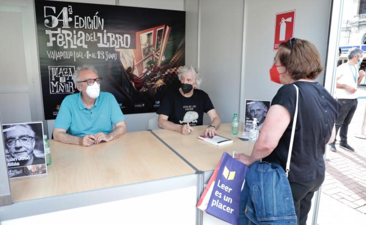 Juan José Millás y Juan Luis Arsuaga, firmando ejemplares de su libro en la Feria. 