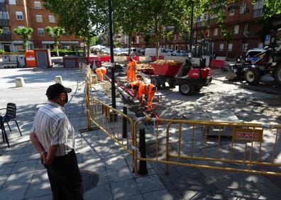 Imagen secundaria 1 - El tramo habilitado del carril bici de la calle Mirabel y obras en la ampliación de la plaza Alberto Fernández.