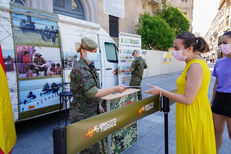 Una chica recoge información sobre la oferta del Ejército 