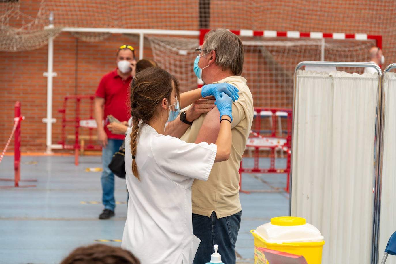 Fotos: Palencia vacuna a los nacidos en 1967 y 1968