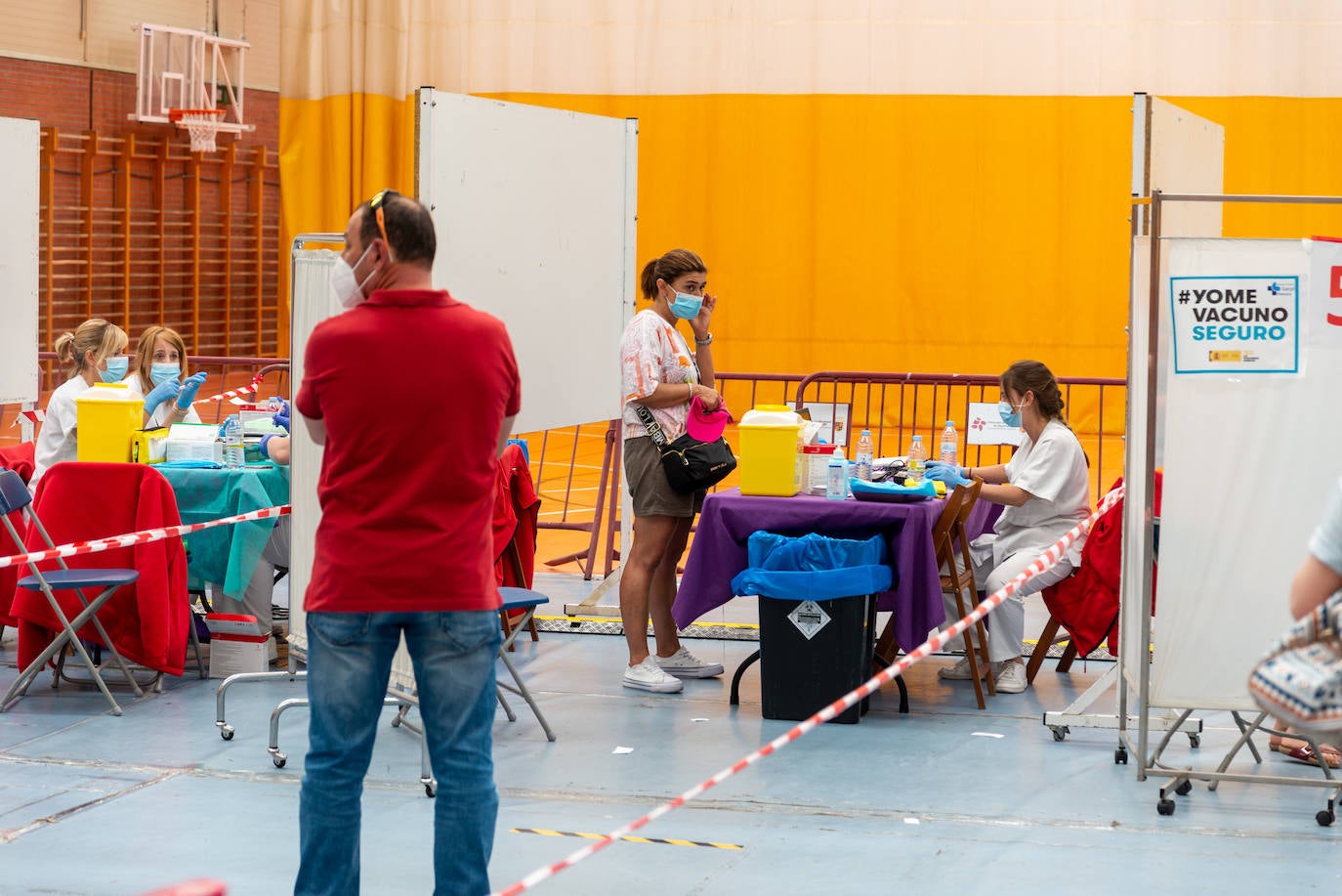 Fotos: Palencia vacuna a los nacidos en 1967 y 1968