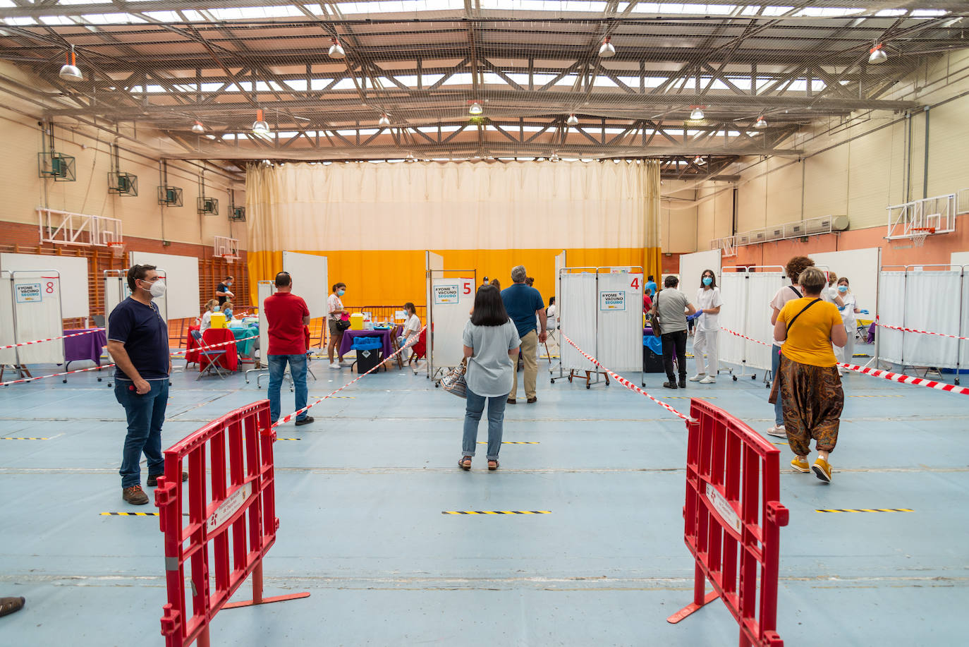 Fotos: Palencia vacuna a los nacidos en 1967 y 1968