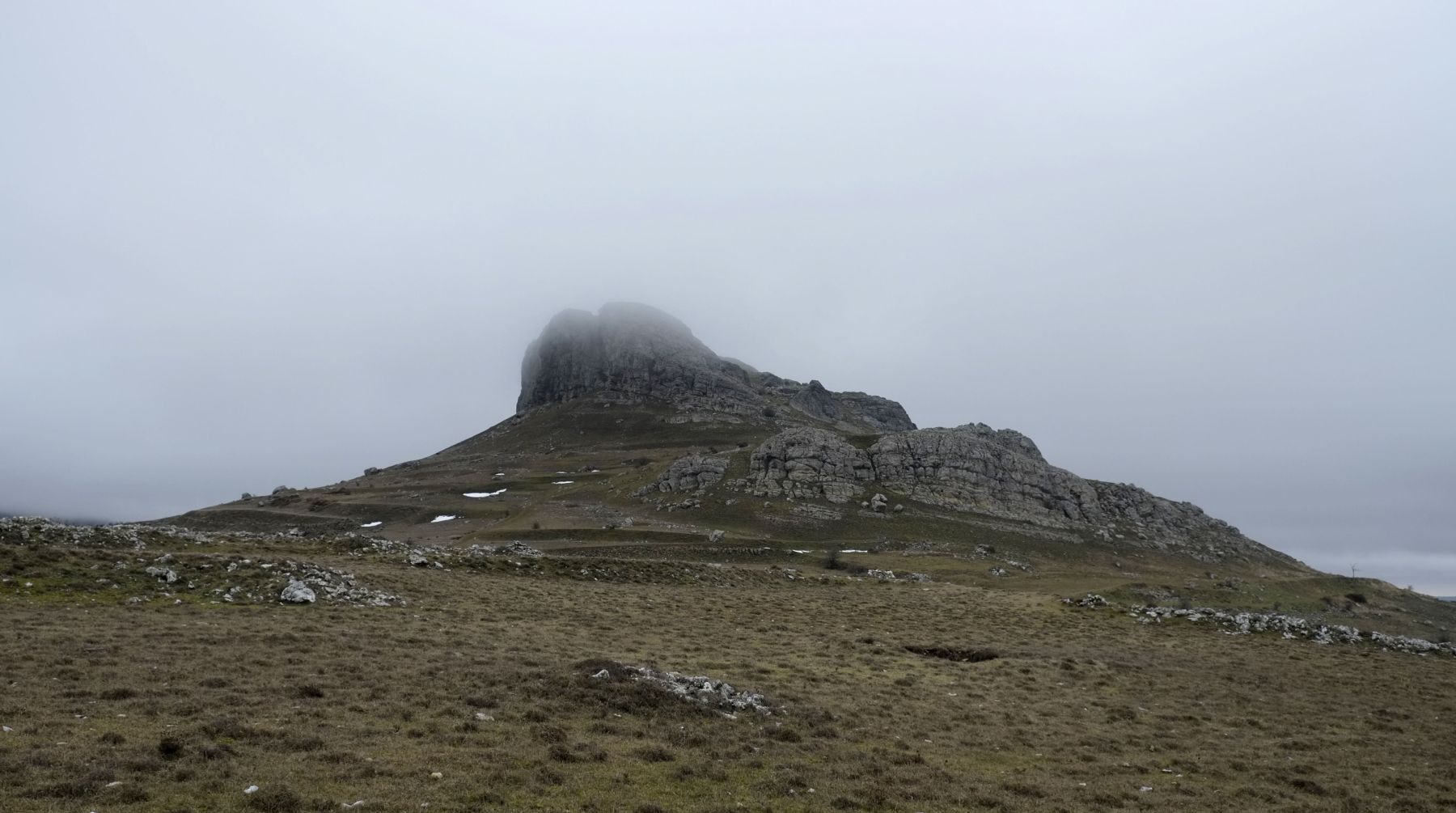 La peña Amaya se erige como atalaya del entorno. 