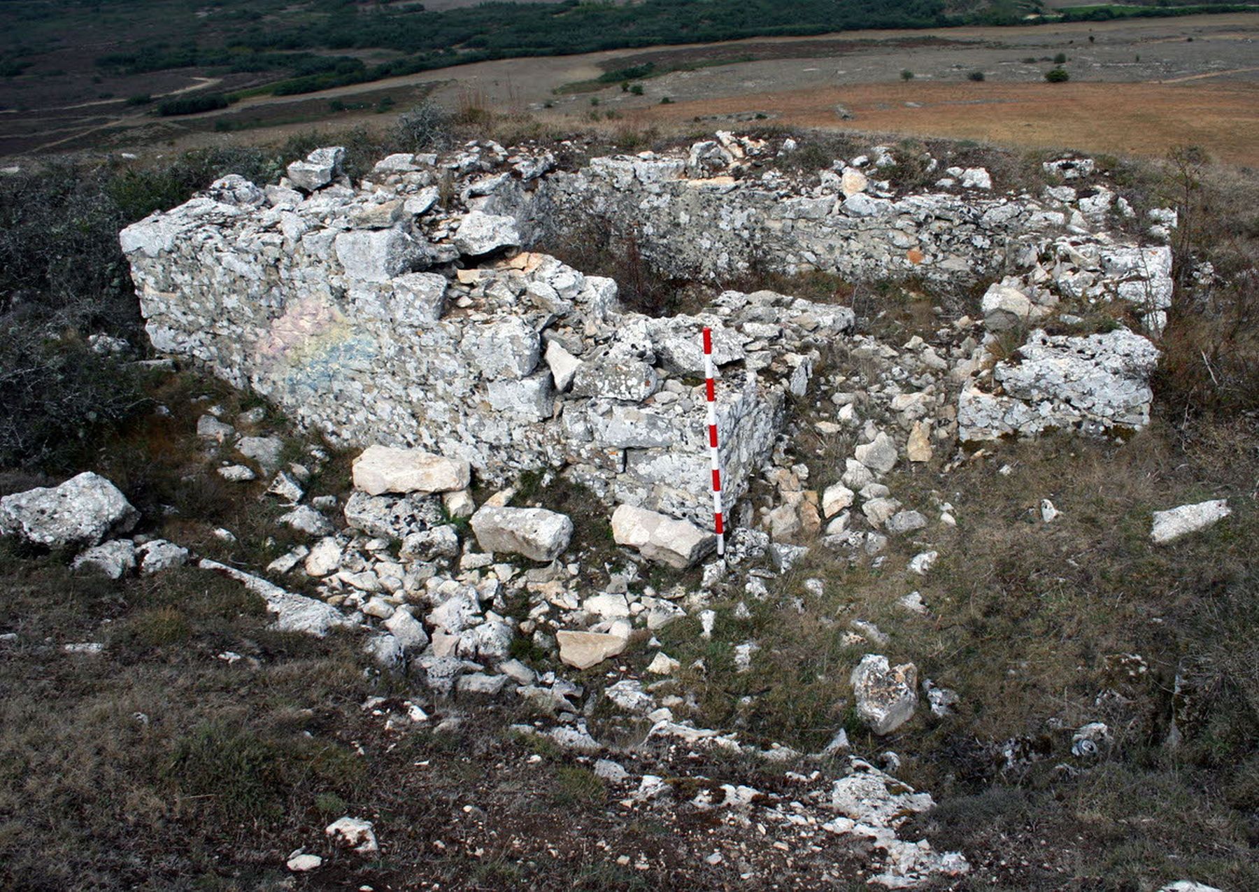 En el monte Bernorio hay nomerosos restos de construcciones. 