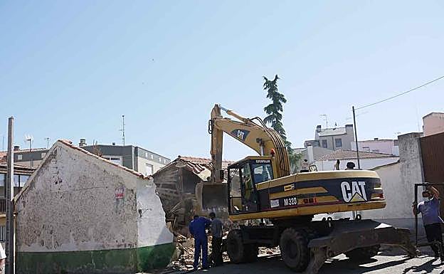 Imagen principal - Carbajosa inicia el derribo de la casa que permitirá crear una nueva zona de estancia en el centro urbano