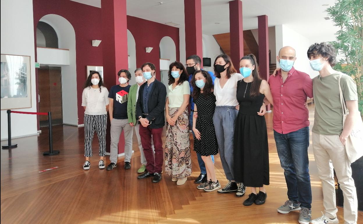 Los actores, junto al director, Borghesi (cuarto por la izquierda) y el dramaturgo, Juan Manuel Mora, (sexto por la izquierda), Viteri (tercero) y Ana Redondo (quinta). 