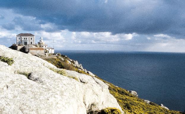 El faro de Finisterre preside la 'Costa da morte'.