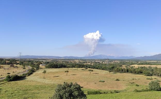 Imagen principal - La columna de humo que genera el incendio puede verse a más de 30 km desde El Sahugo 