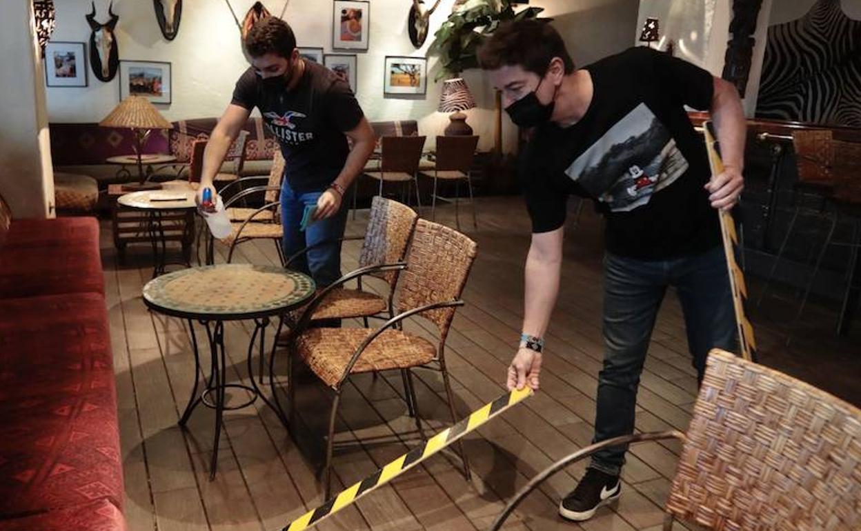 Un bar de Valladolid se prepara para abrir con las medidas anticovid. 