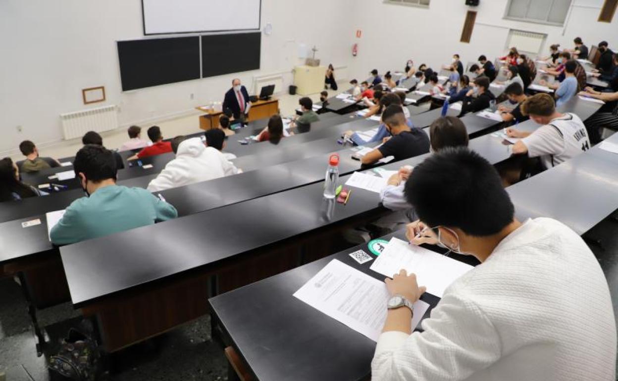 Alumnos de Salamanca realizan la prueba de la EABU en la USAL