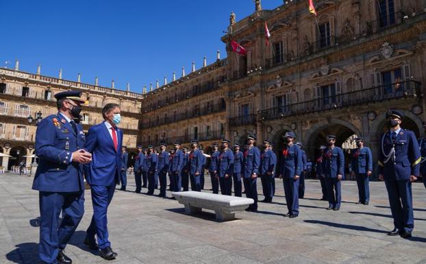 Imagen principal - El alcalde, Carlos García Carbayo, recibió en la Plaza Mayor a la delegación de Matacán 