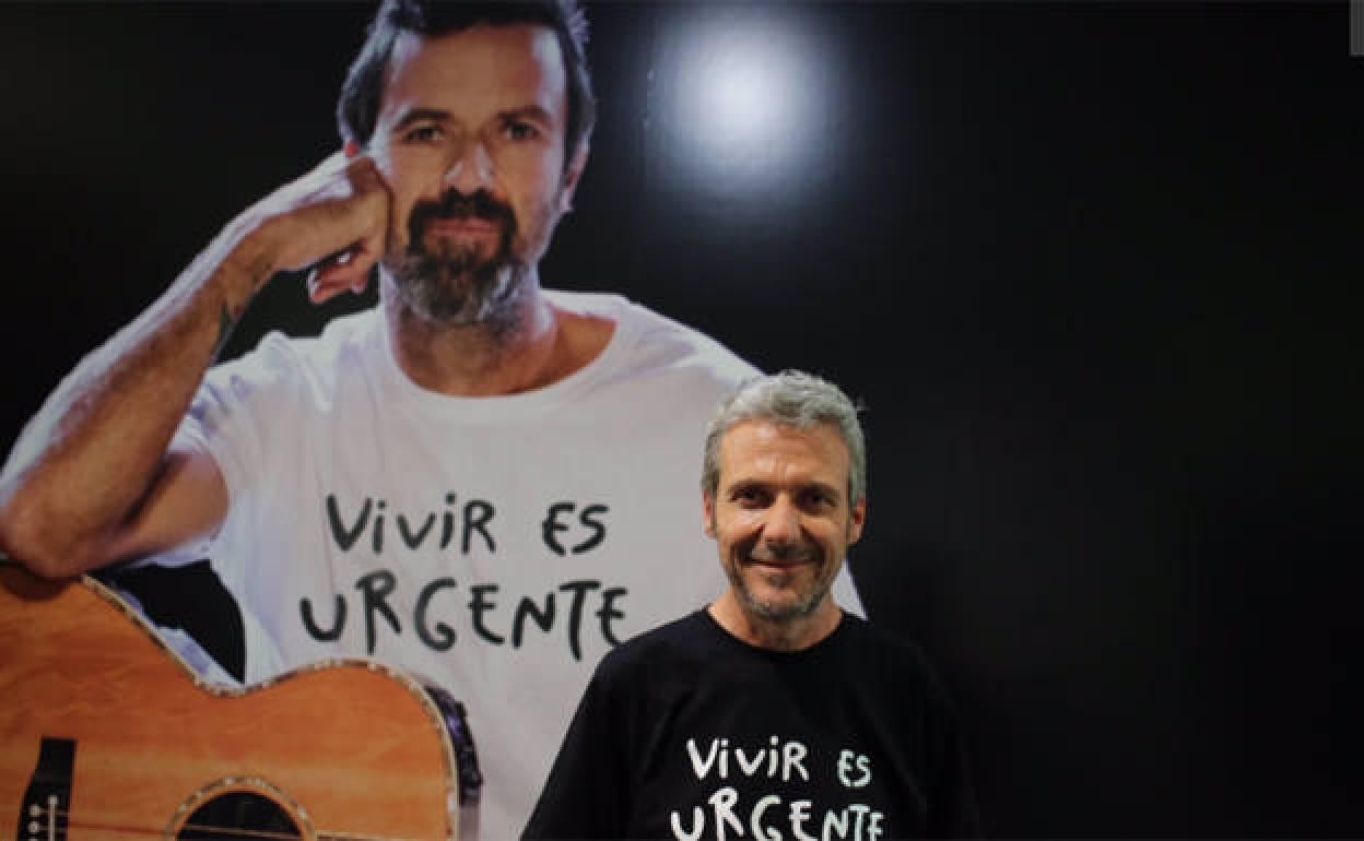 Marc Dones, hermano de PaU, en la presentación de 'la camiseta de Pau'. 