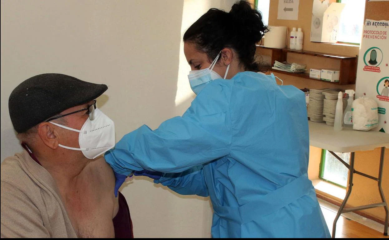 Una enfermera vacuna a un hombre contra la covid en un puesto del pabellón Pedro Delgado de Segovia. 