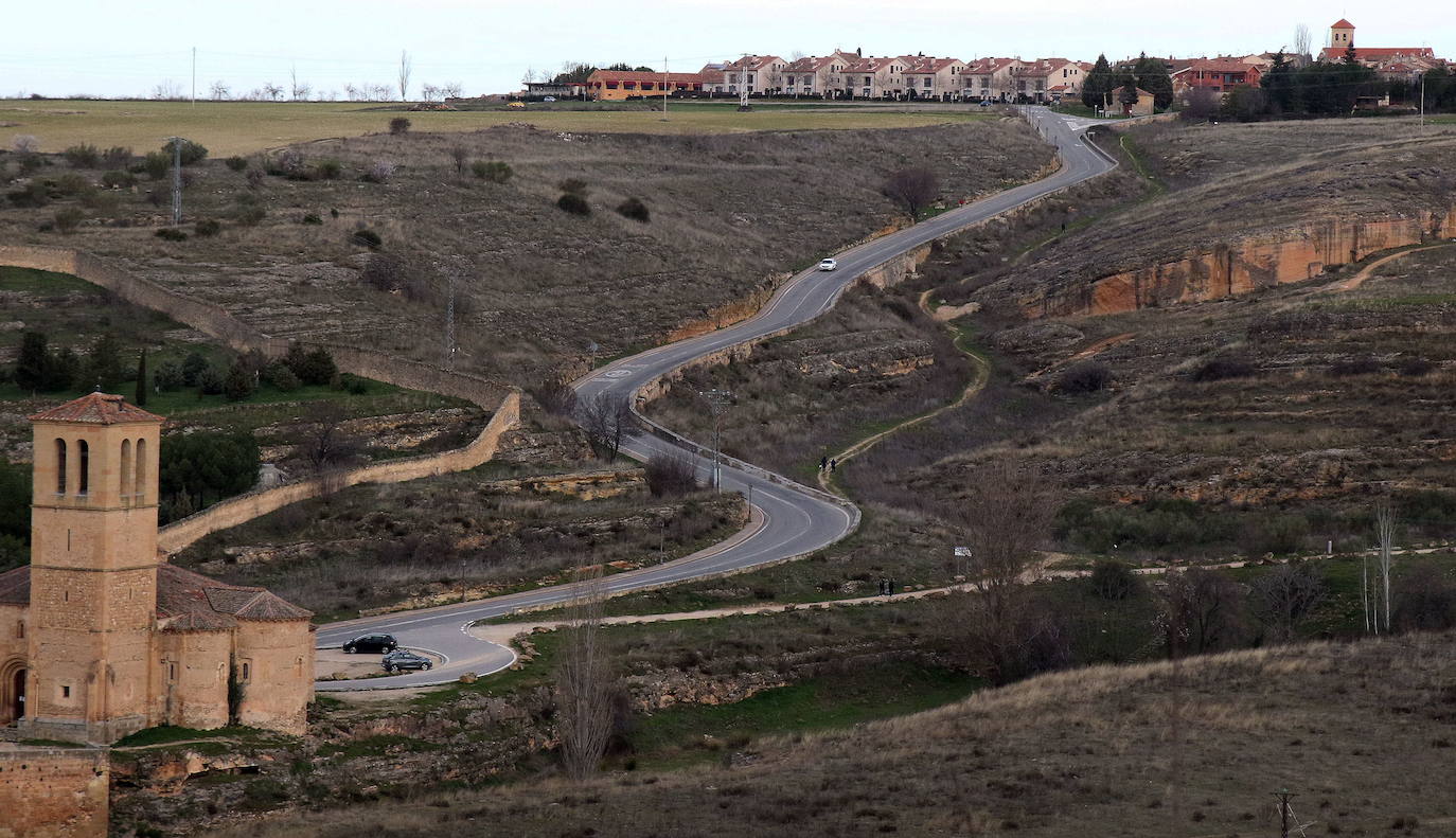 Una de las propuestas planteadas es una senda peatonal junto a la carretera de Zamarramala.