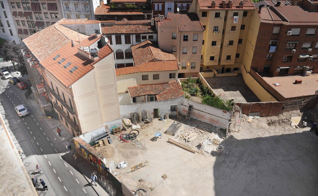 Vista aérea del colegio, cuya fachada ya se ha asegurado con andamios para iniciar la construcción.