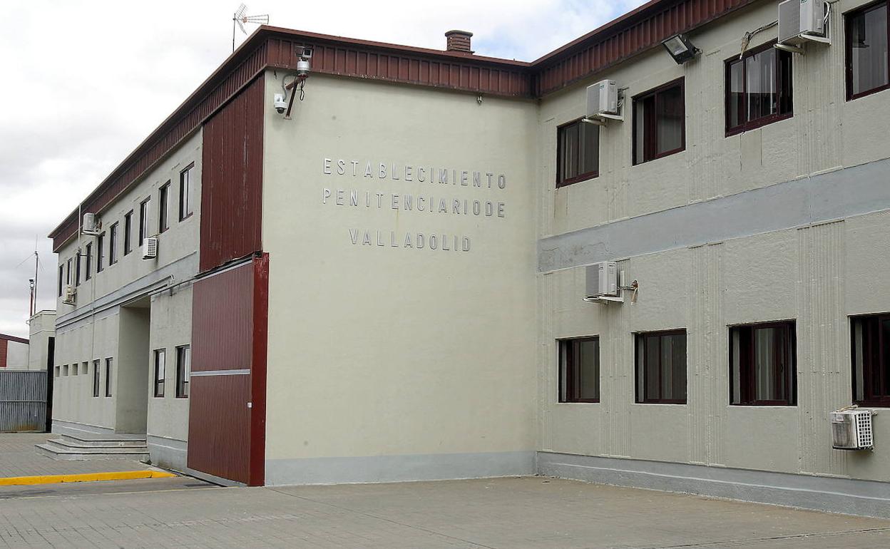 Entrada principal al centro penitenciario de Valladolid. 