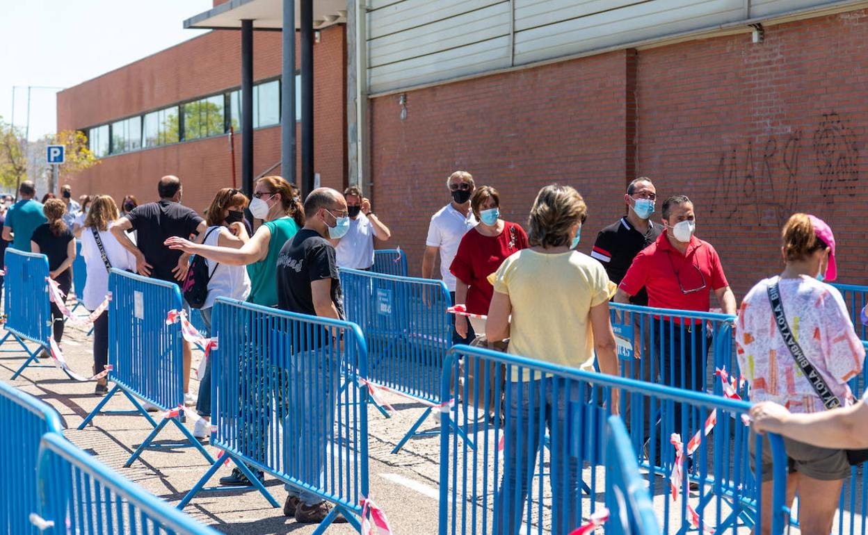 Cola para vacunarse, el martes 9 en Campos Góticos. 