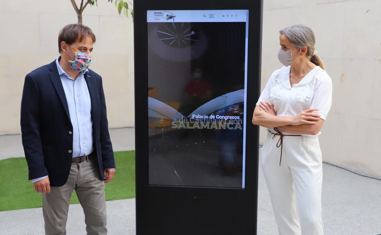 Fernando Castaño y Suana Pérez durante la presentación de la web 