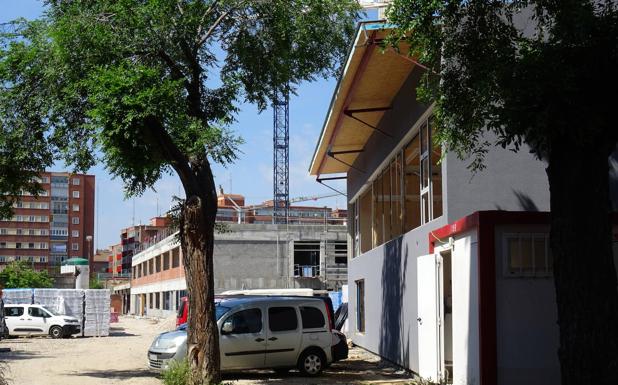 El antiguo gimnasio ya rehabilitado y el aulario princial de la Escuela de Arte.