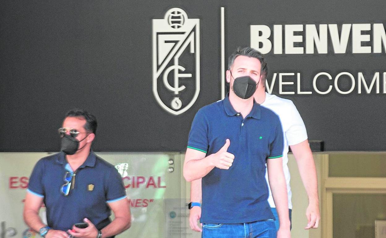 Fran Sánchez abandona ayer las oficinas del Granada junto a sus ayudantes Luis Casas y José Manuel Hernández. 
