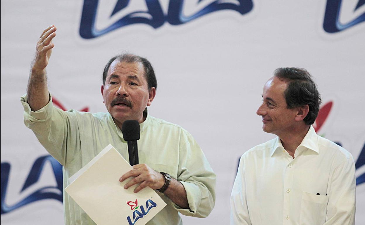 El presidente de Nicaragua, Daniel Ortega, a la izquierda, en un acto público.