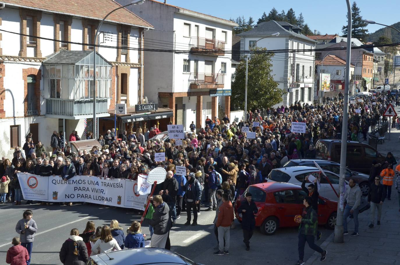 Manifestación que unió a los grupos políticos en 2018 para pedir medidas para acabar con la accidentalidad en al travesía de San Rafael.