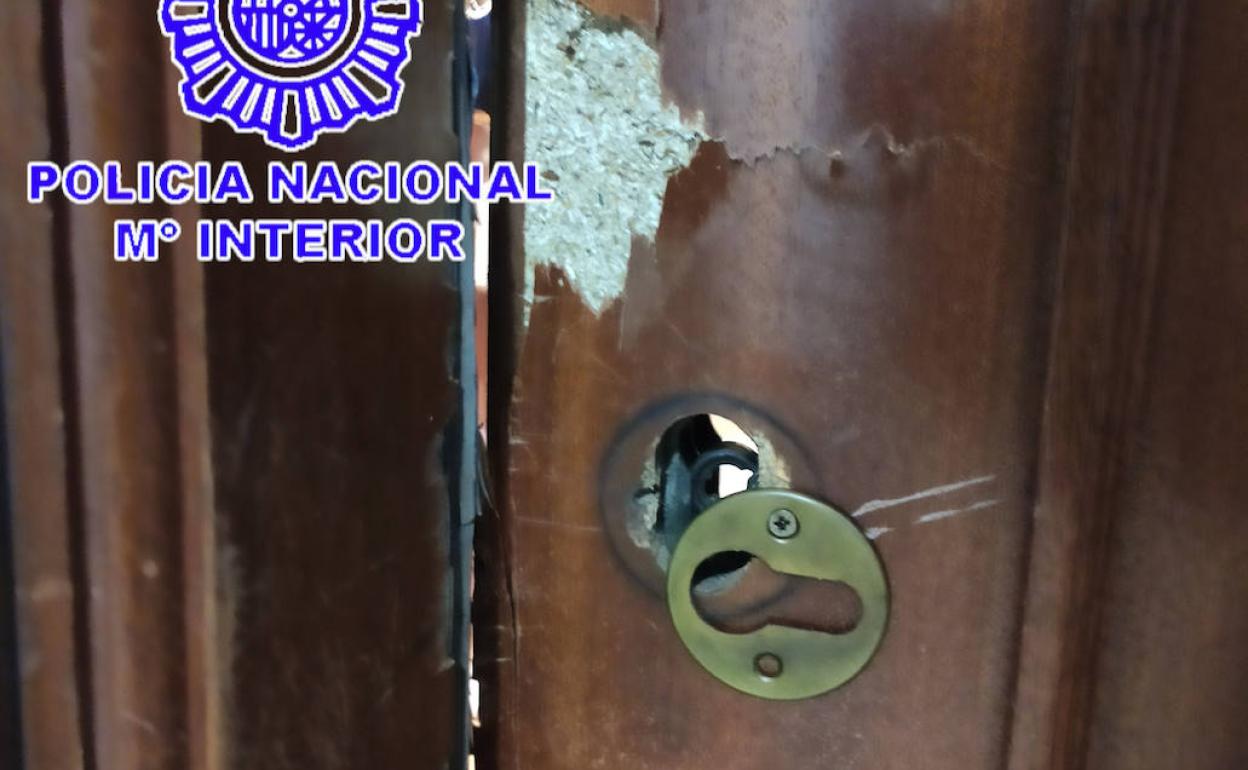 Cerradura de la puerta forzada. 