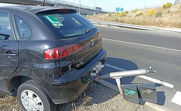 El turismo, con el semáforo en el suelo. 