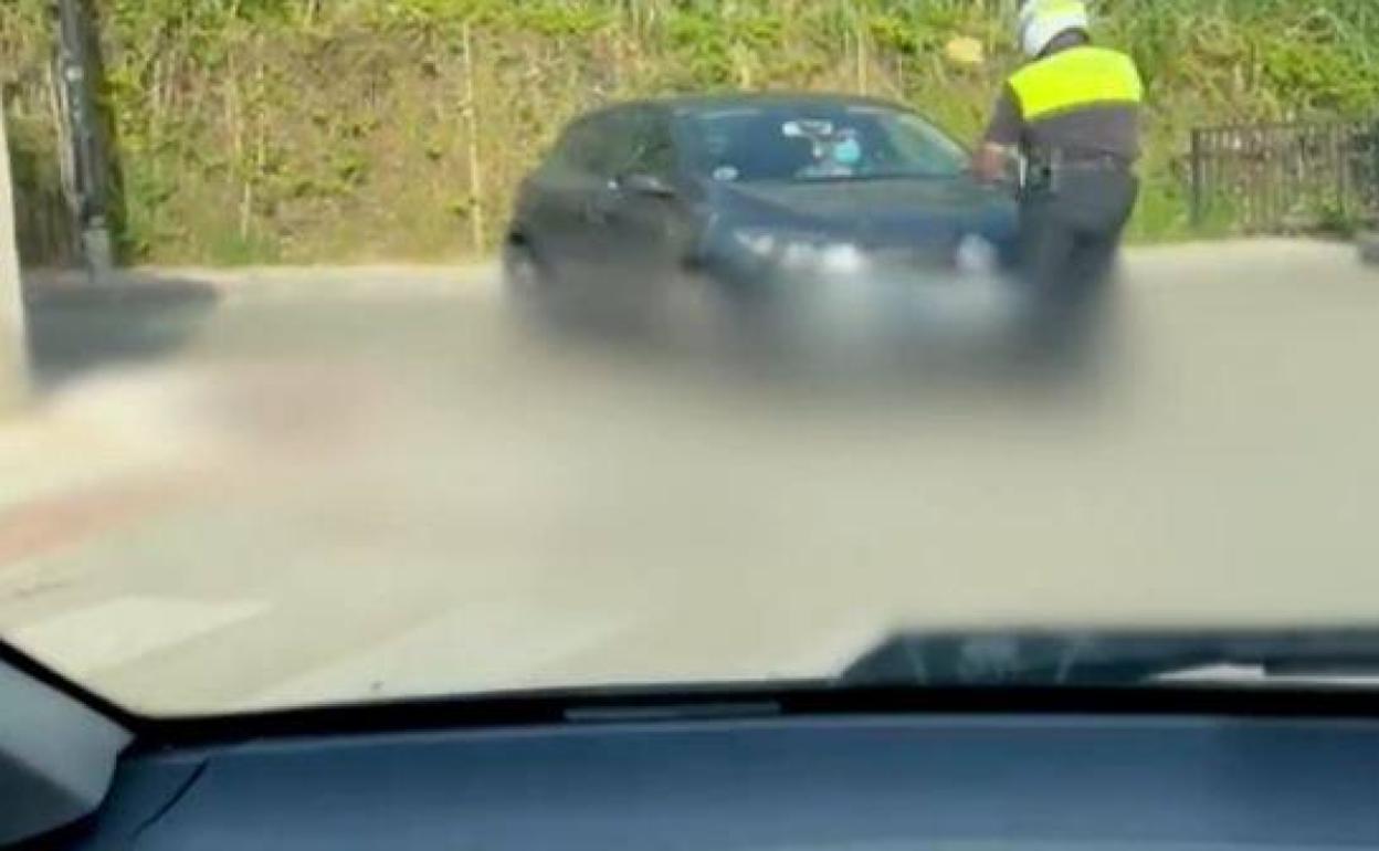 Un policía le recrimina haber aparcado mal y le atropella en la puerta de un colegio en Marbella