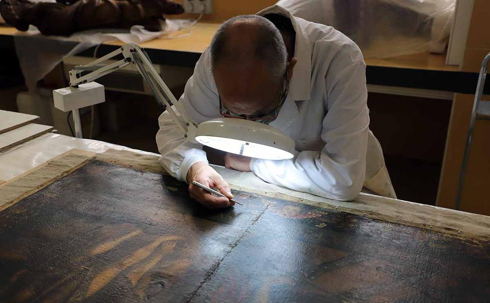 Félix Alonso, restaurador de la Diputación de Burgos, trabajando en la restauración de un cuadro para el aniversario de Santo Domingo de Guzmán. 