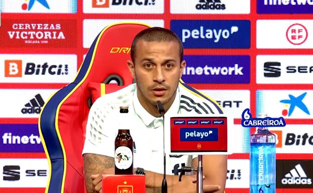 Thiago Alcántara, durante la rueda de prensa. 