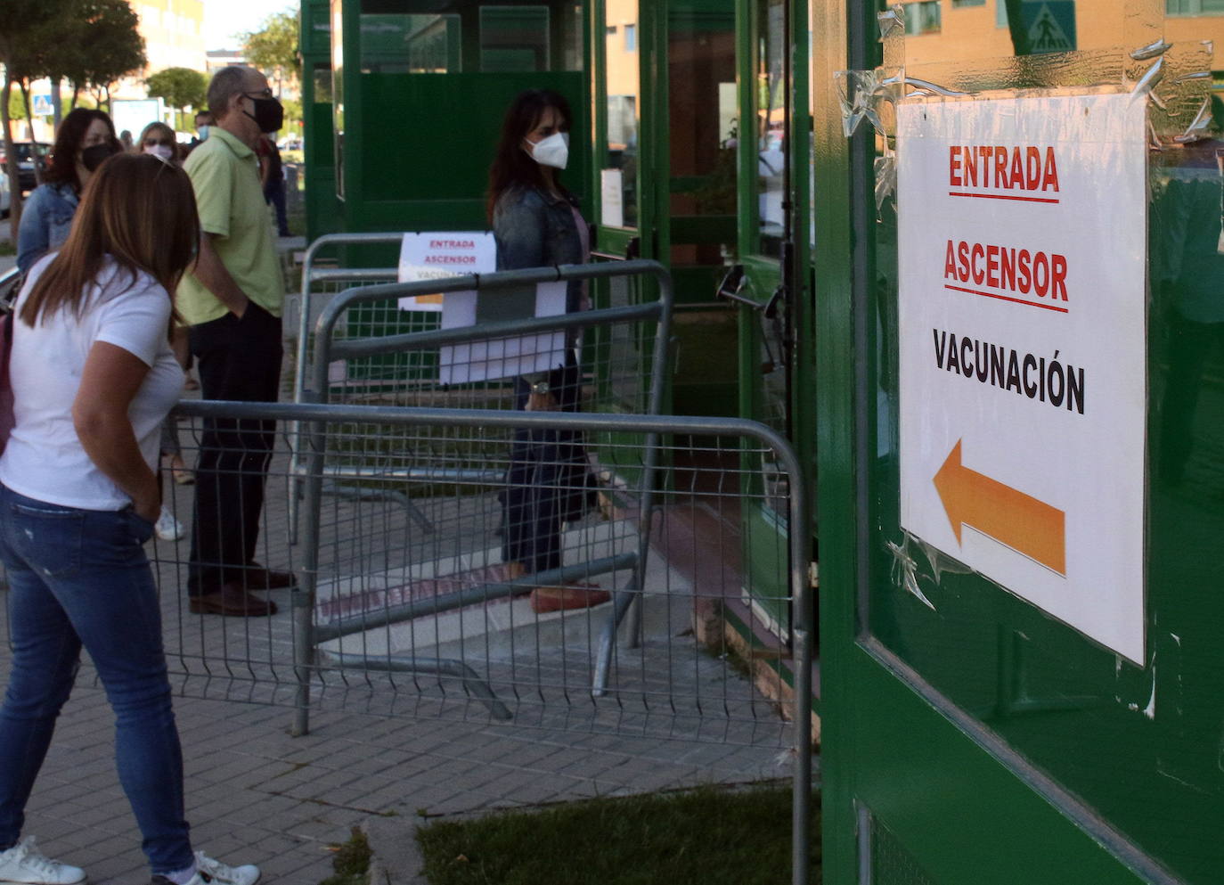 Colas para vacunarse en el pabellón Pedro Delgado de Segovia.