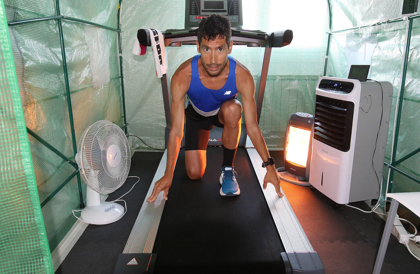 Javi Guerra, en su 'habitáculo' para simular las condiciones de Sapporo, lugar donde se celebrará la maratón de los Juegos Olímpicos.