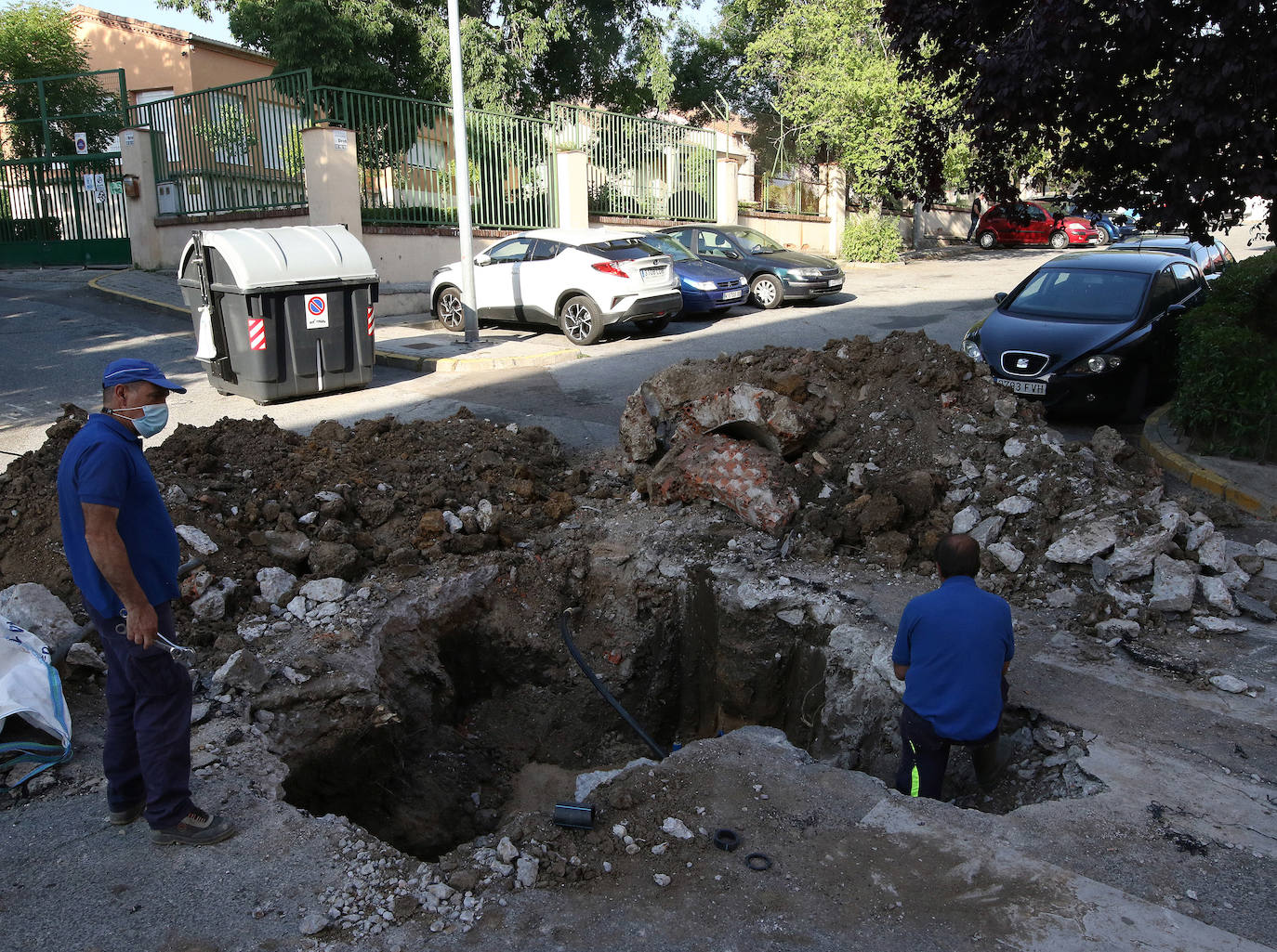 Vecinos de Segovia sin agua por una avería en la calle Dehesa y General Santiago.