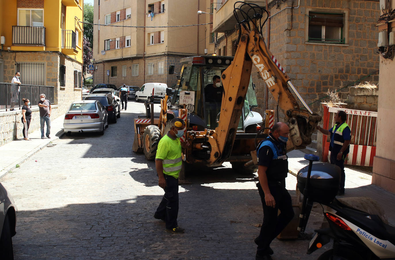 Vecinos de Segovia sin agua por una avería en la calle Dehesa y General Santiago.