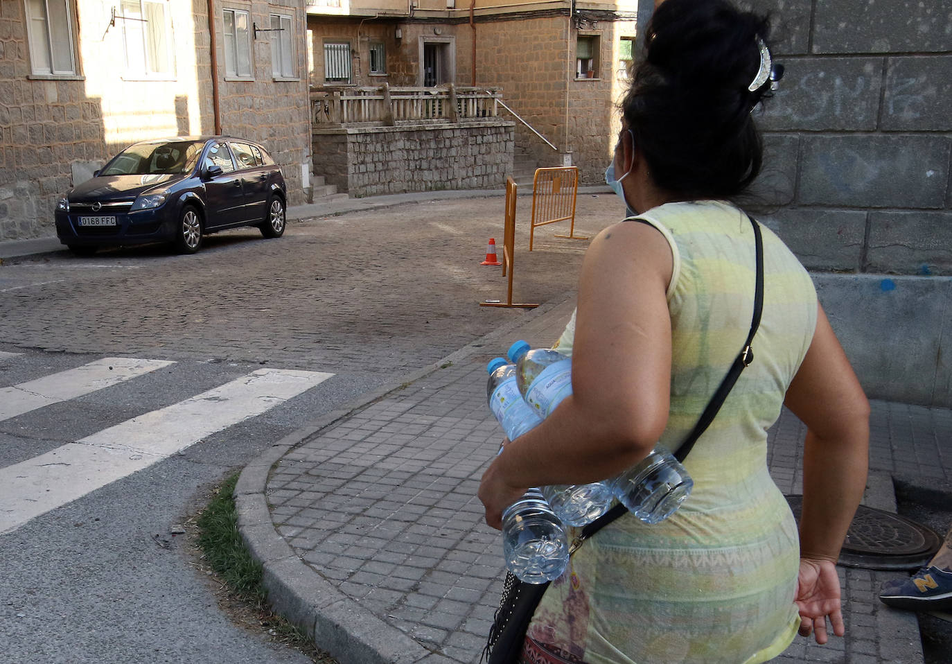 Vecinos de Segovia sin agua por una avería en la calle Dehesa y General Santiago.