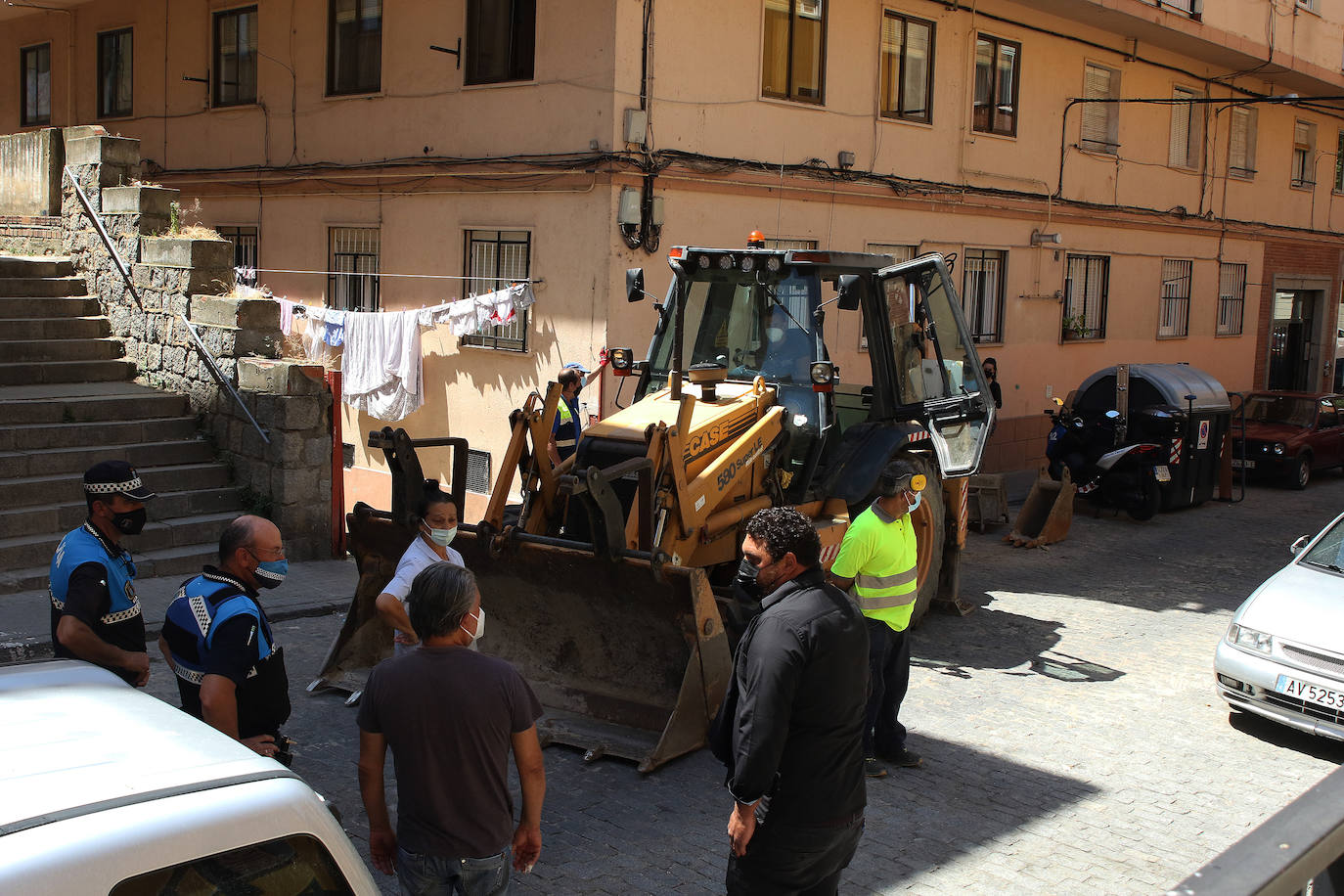 Vecinos de Segovia sin agua por una avería en la calle Dehesa y General Santiago.