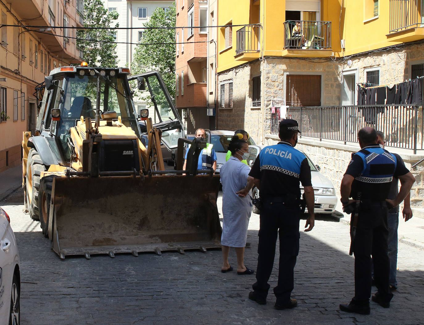 Vecinos de Segovia sin agua por una avería en la calle Dehesa y General Santiago.