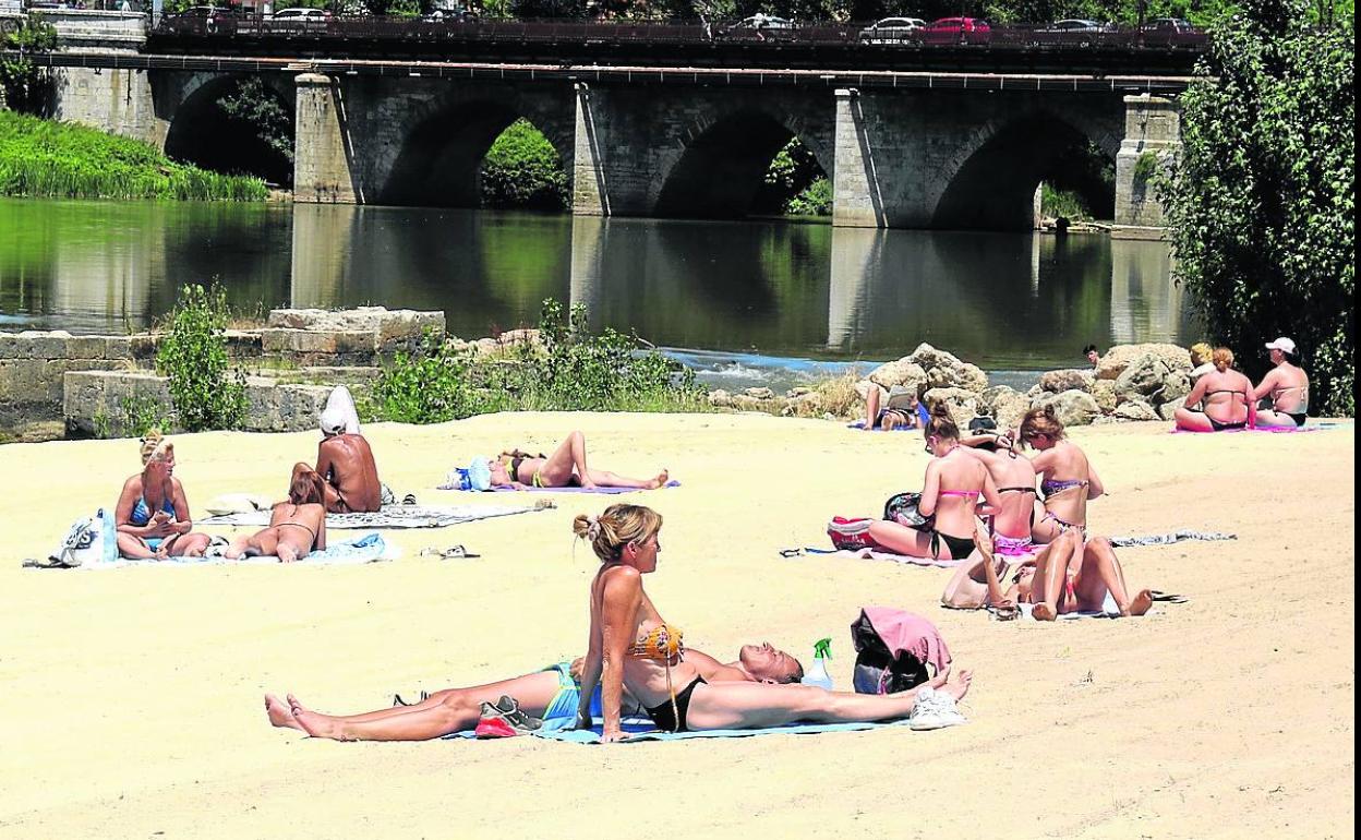 Vallisoletanos disfrutan del sol en la playa de las Moreras. 