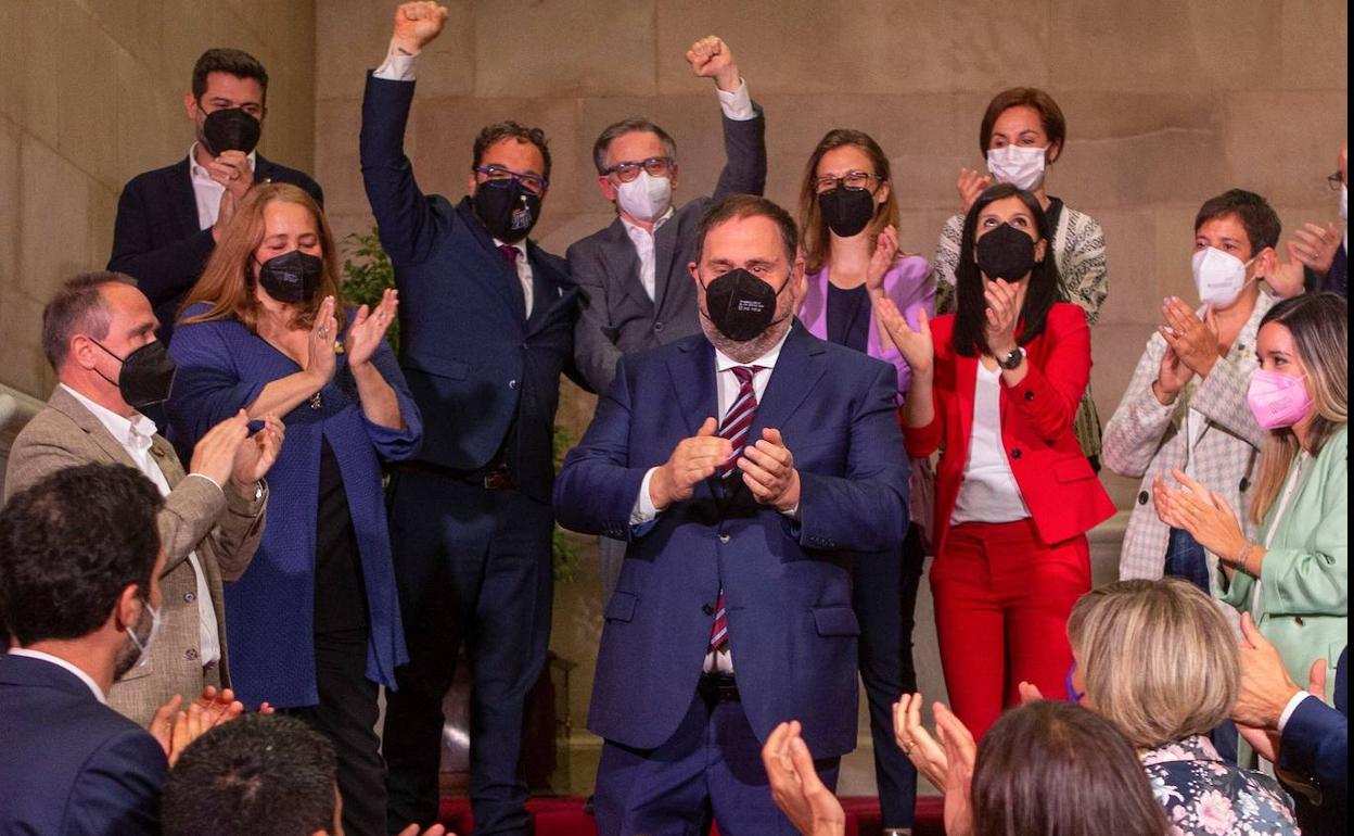 Oriol Junqueras recibe el aplauso de los diputados de ERC tras ser elegido Pere Aragonès nuevo presidente de la Generalitat.