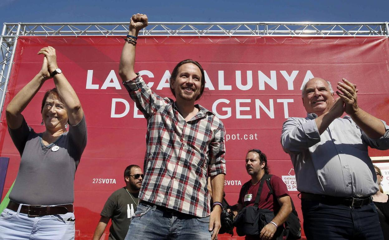 Pablo Iglesias, en el centro, en un acto en Barcelona. 