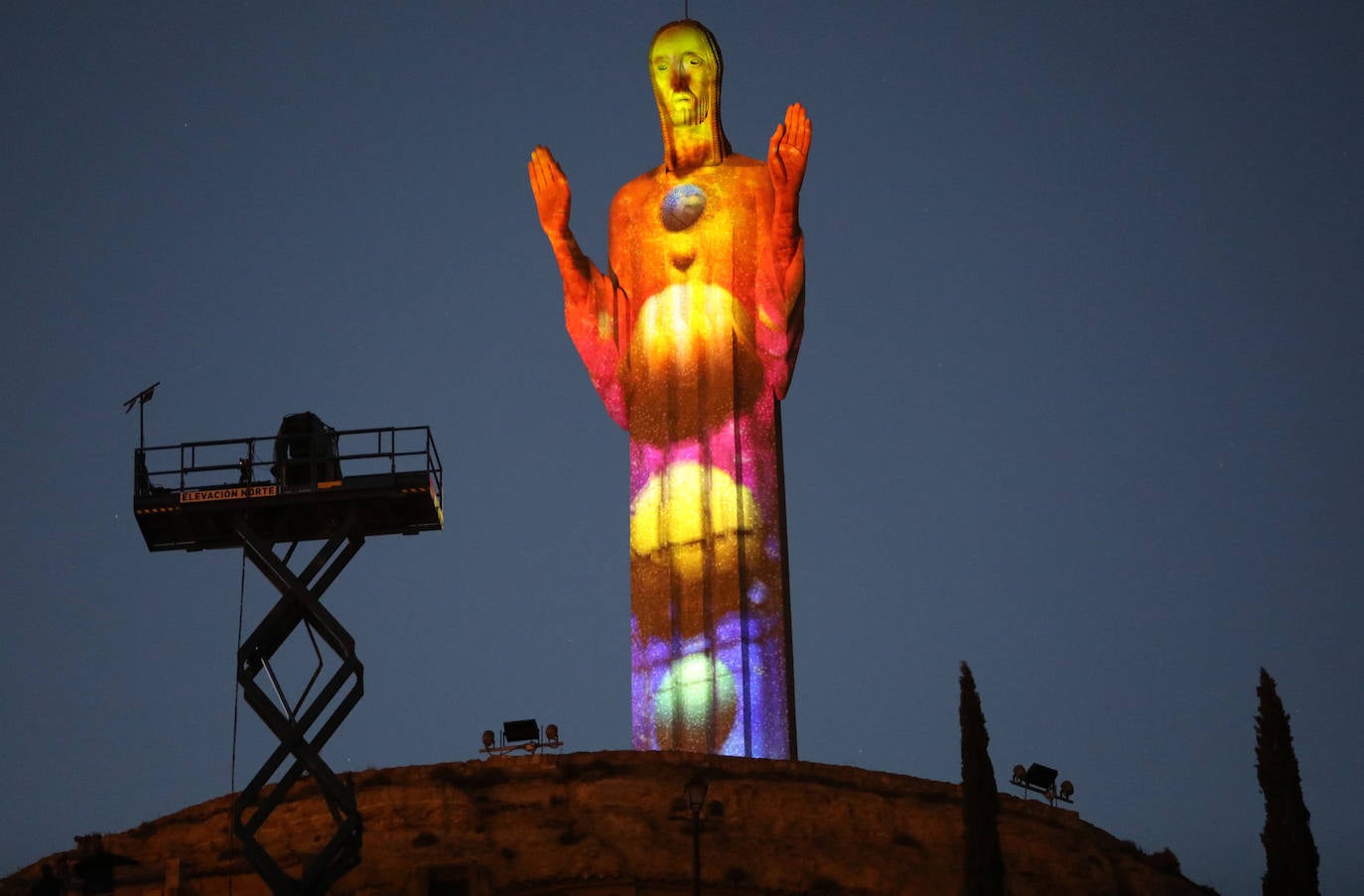 Imagen del Cristo con la proyección de luces en la noche del sábado. 