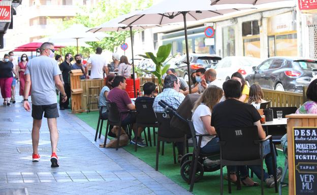 Doce coches de terraza en la calle Conde de Ribadeo de Valladolid