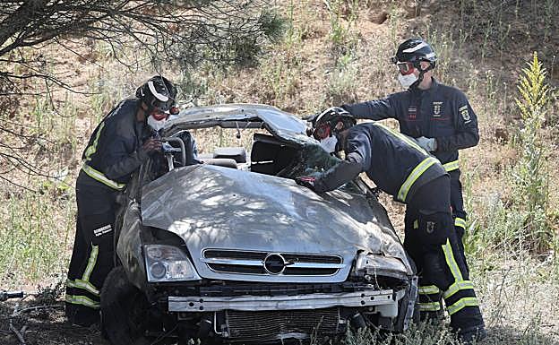 Los bomberos, tras la excarcelarción del conductor. 