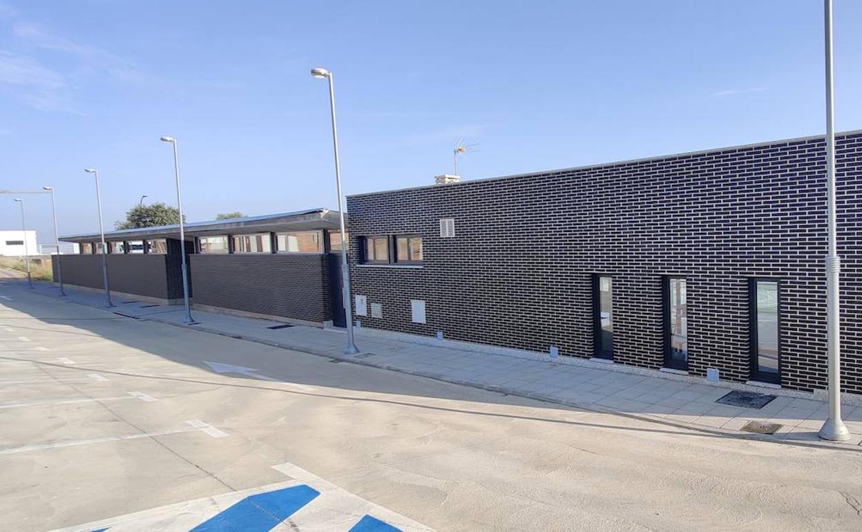 Exterior de la cafetería de las piscinas de Carrascal de Barregas.