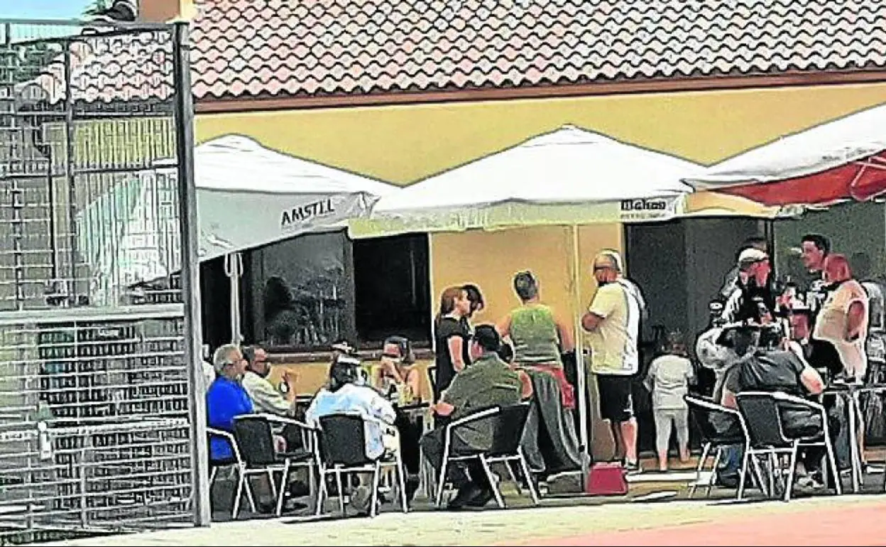 Clientes ayer en la inauguración del bar en Ortigosa del Monte. 