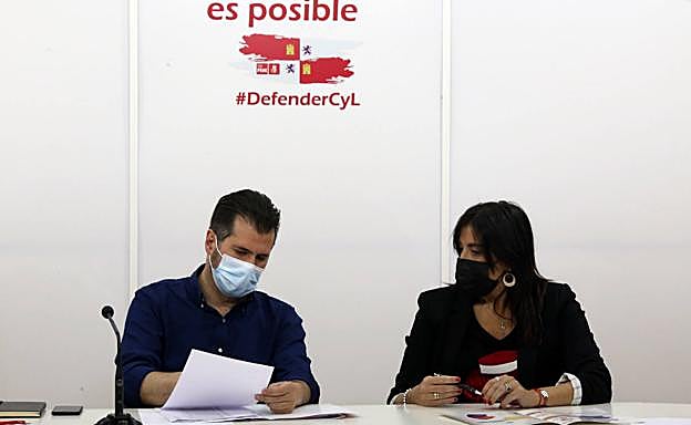 Los socialistas Luis Tudanca y Ana Sánchez.